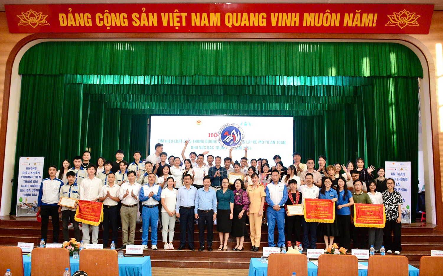 Trường Đại học Hồng Đức giành giải nhì tại Hội thi "Tìm hiểu Luật Giao thông đường bộ và kỹ năng lái xe mô tô an toàn khu vực Bắc Trung bộ năm 2024"